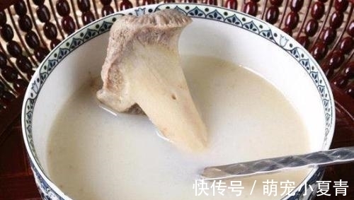 汤汁|不论炖什么骨头汤，都别直接加水炖，多加这1步，汤汁又香又白！