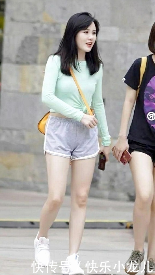 大秀|小姐姐简单搭配，浅色短裤大秀身材，羡煞旁人！
