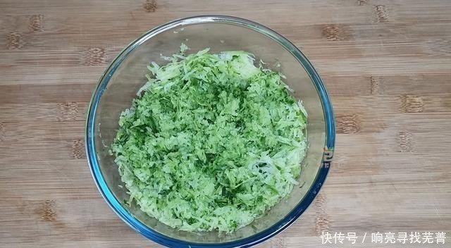 萝卜做馅包饺子，用盐杀水还是焯水大厨都不对，难怪饺子不香