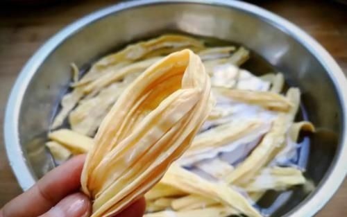 泡腐竹，最忌用清水泡！多加2样，20分钟泡开，柔软筋道，没硬心