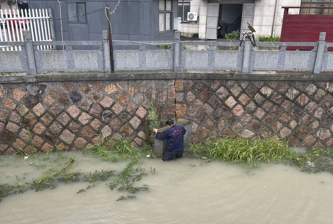 台风|风里雨里，桐乡这抹“志愿红”一直温暖你！