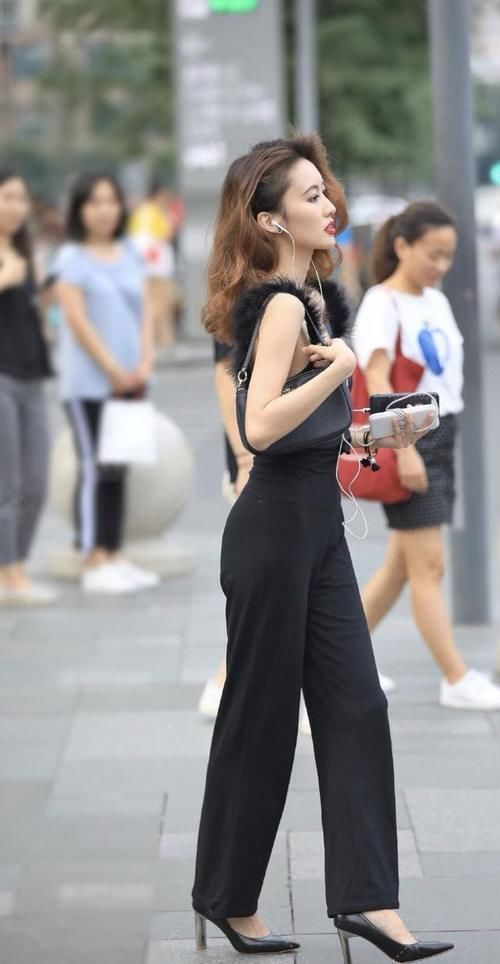 女孩子|街头美女的另类穿搭，把“狐尾”当吊带，展现“连体裤”的秘密