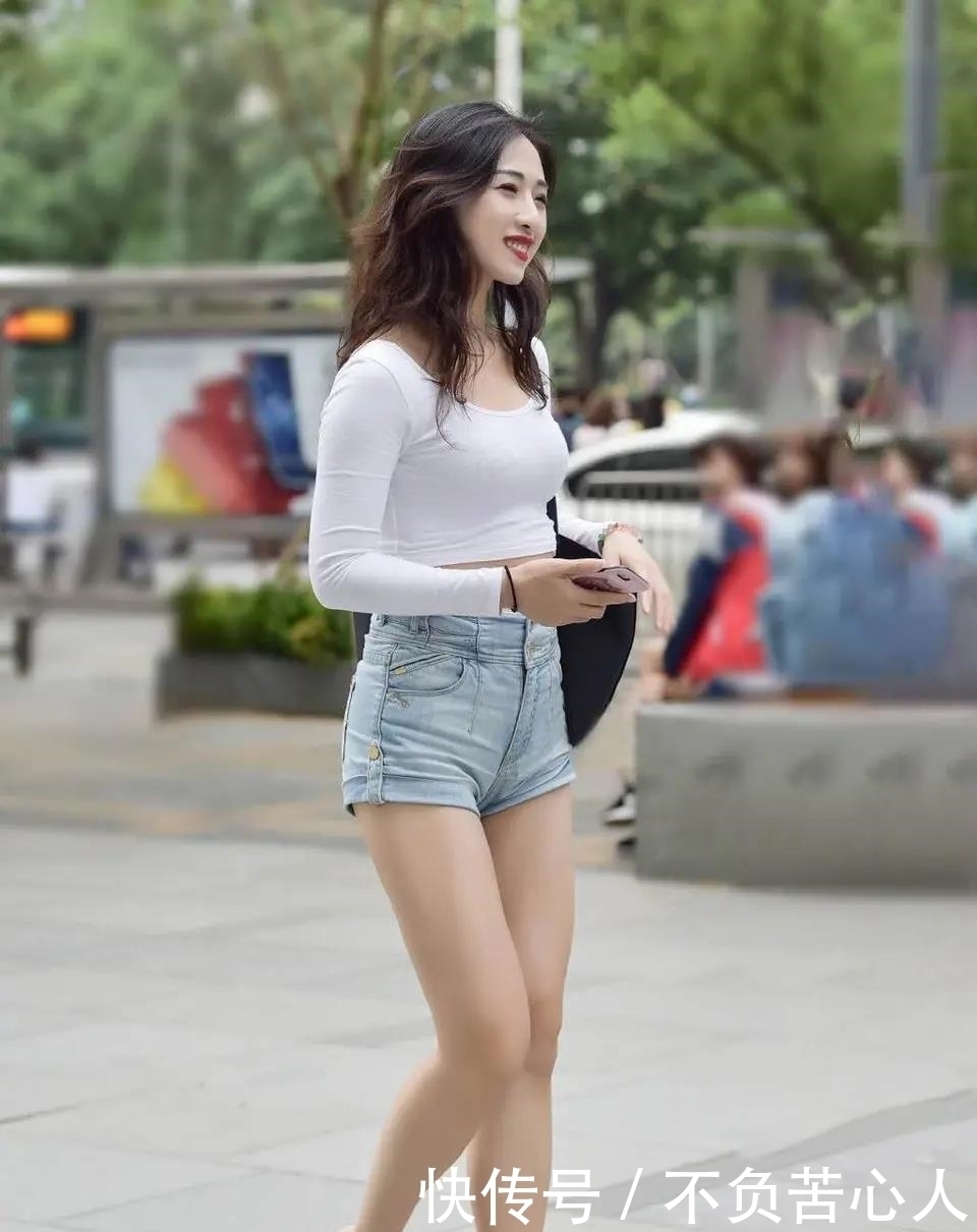 筷子|“烂大街”的短裤T恤,修身却占尽了优势,让“筷子腿”无处遁形
