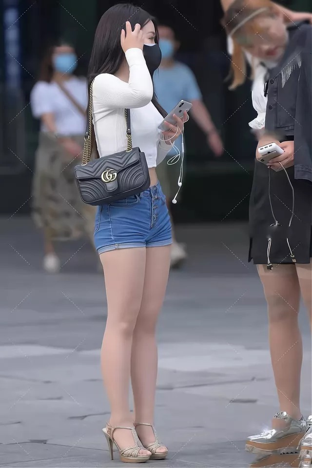 时髦 白色针织衫搭配蓝色牛仔短裤,不仅时髦有型,还显得十分清新自然