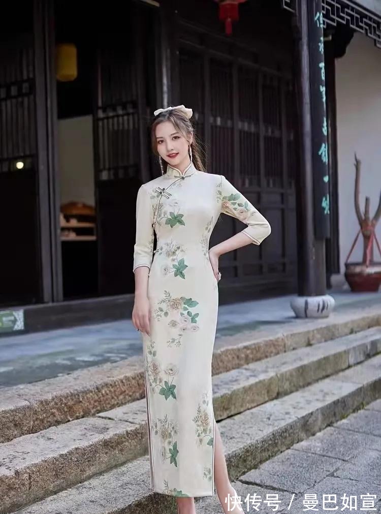 风情 一片落叶知一秋，时尚走优雅秋日路线，长款旗袍勾勒出万种风情