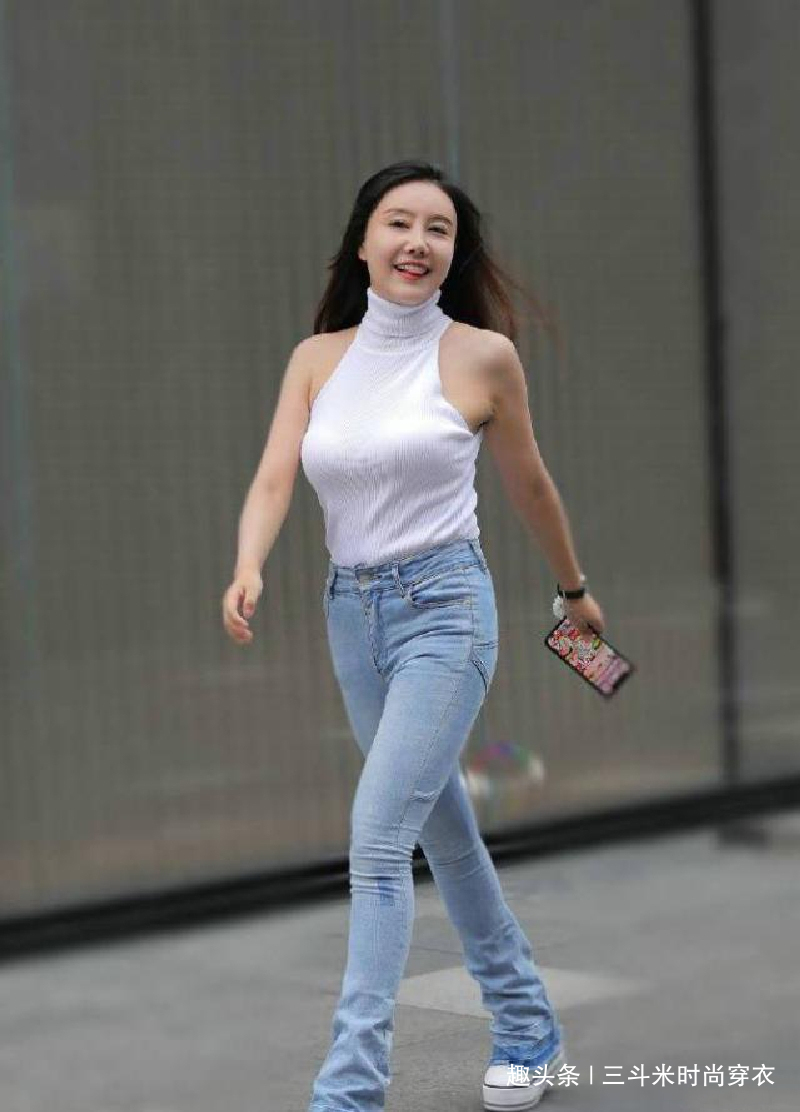 小姐姐 气质优雅牛仔裤小姐姐,身姿轻盈气质出众,曼妙身姿很吸睛!
