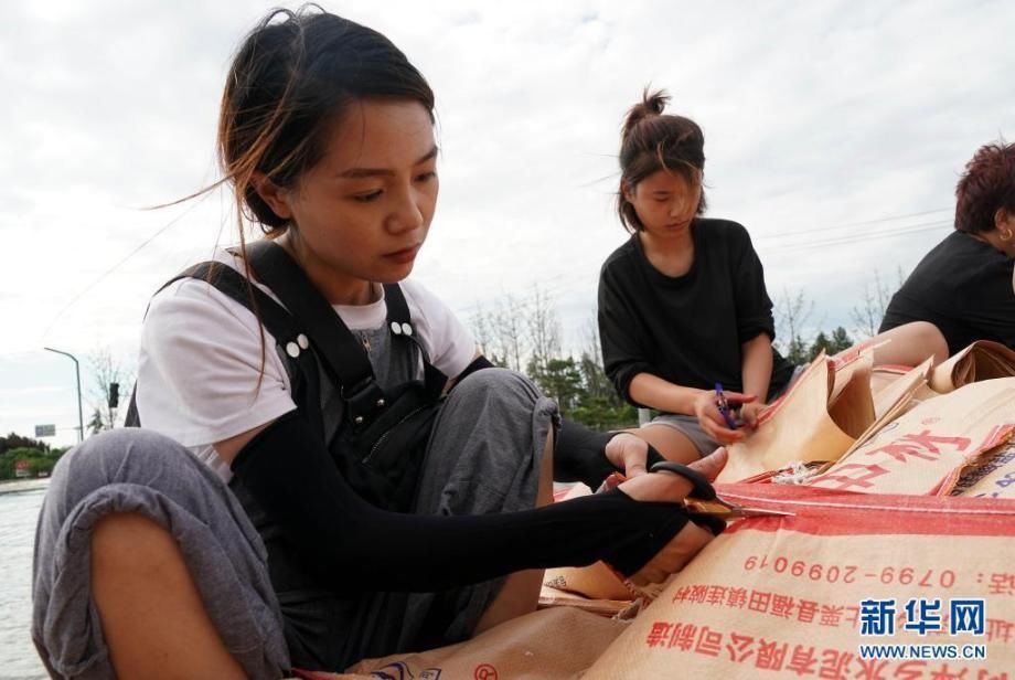 河南|河南浚县群众自发与救援人员共筑堤坝