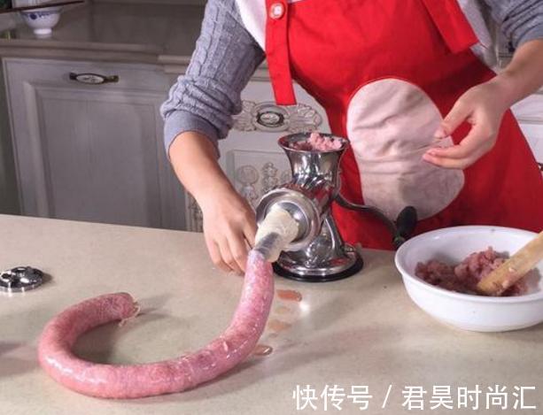 柴瘦|灌香肠时,别直接挂在太阳底下晒,牢记4个诀窍,香肠又香又入味