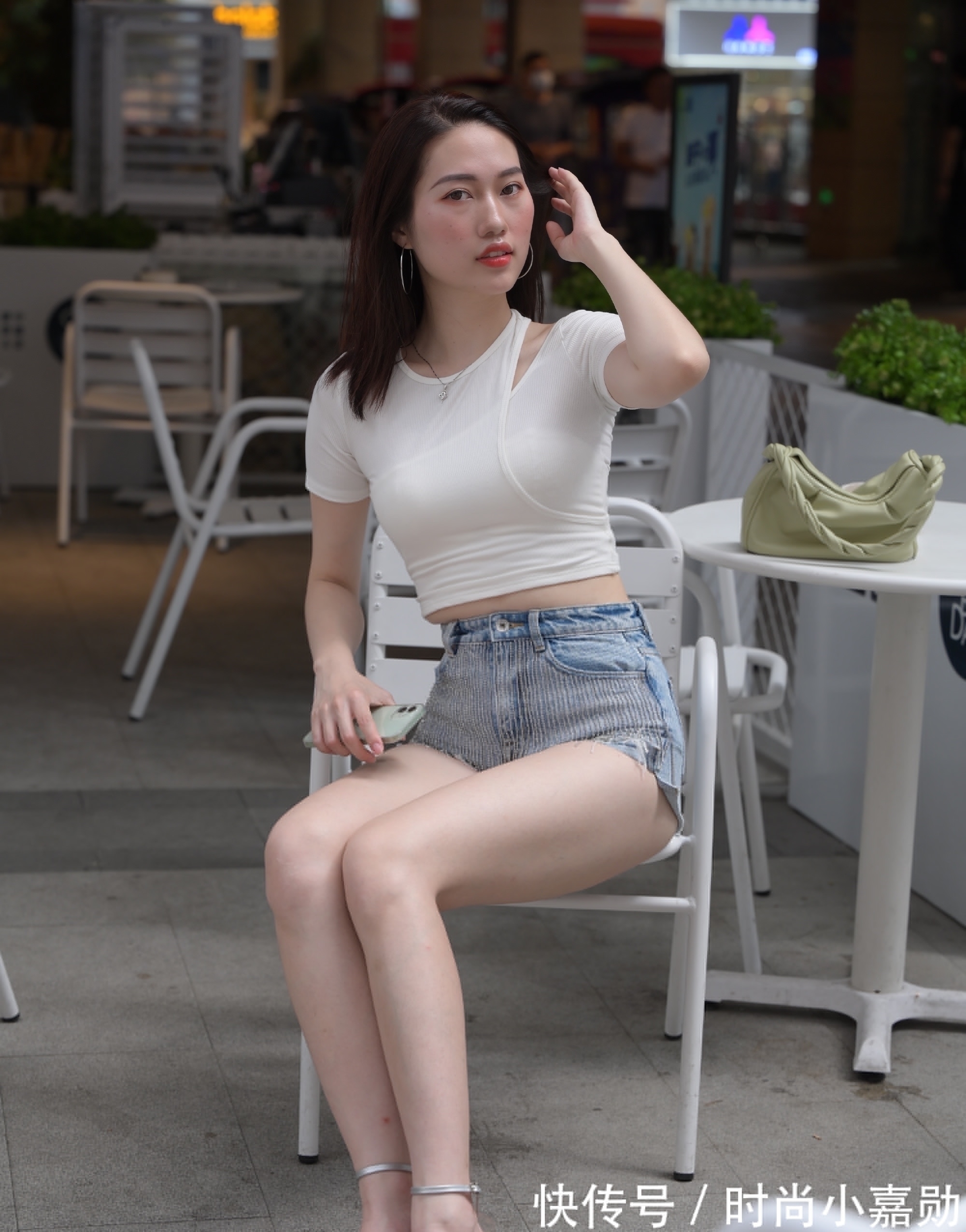 百搭 露脐T恤搭配牛仔热裤,清凉又百搭,也不失魅力小性感