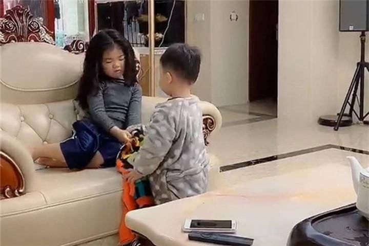 家长们|“宠姐”弟弟走红,勤勤恳恳伺候姐姐,网友调侃:全网最惨二胎