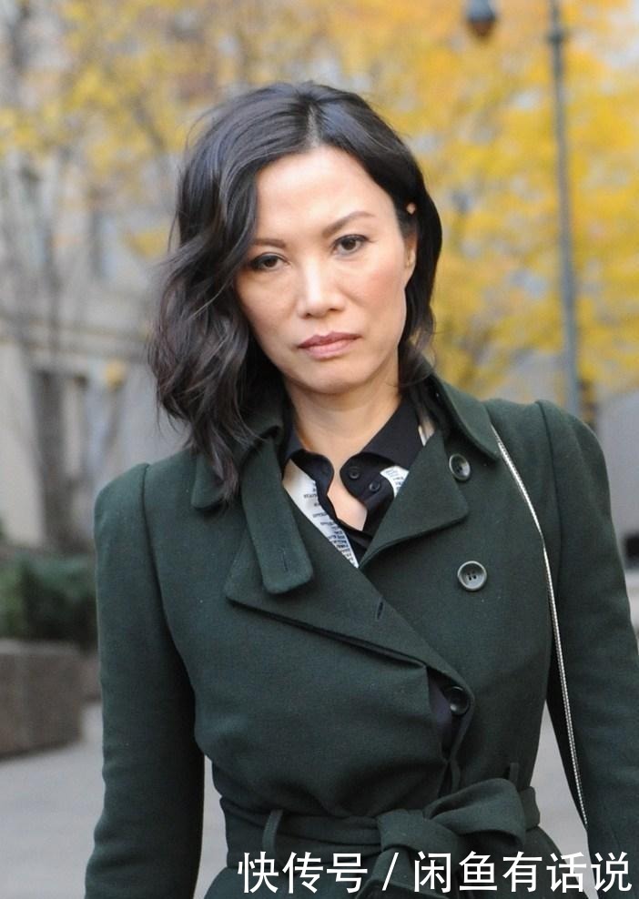 tips|邓文迪罕见换发型,烫微卷发好显年轻,配“露背礼服”哪像52岁