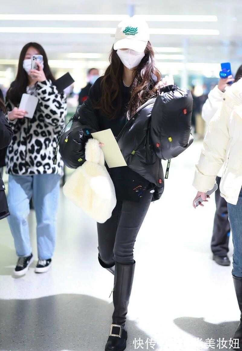 羽绒服|Angelababy也太瘦了吧!这么紧的裤子也撑不满,目测只有90斤