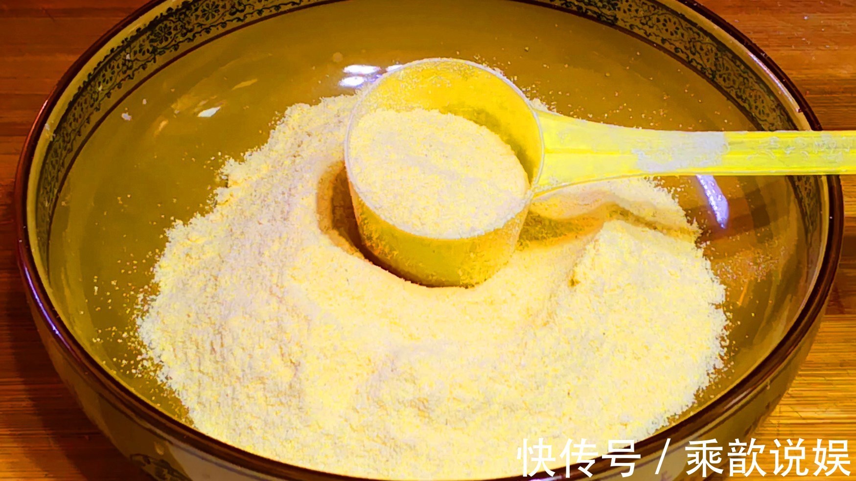 玉米面又出新吃法,我家早餐隔三差五吃,比油条简单,比包子香