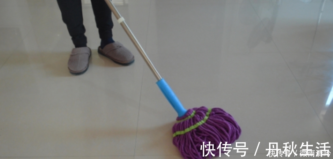 拖地时,在水里多加一样东西,拖地不留水痕、干得快,3天不沾灰