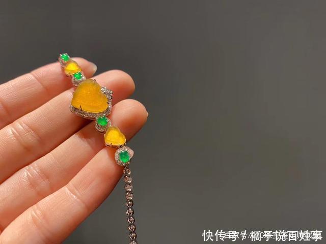 这个季节的色彩用首饰来表达，将珠宝佩戴在身，彰显浓浓的中国风