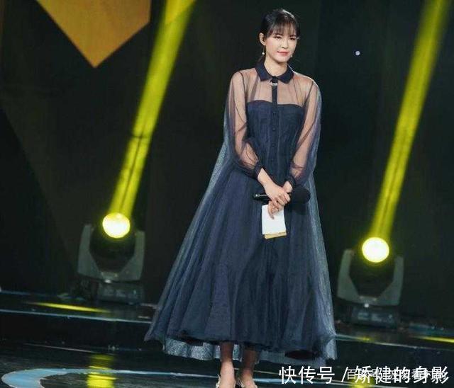 李艾状态太好了吧穿宝蓝色连衣裙浪漫优雅，美得像童话里的公主