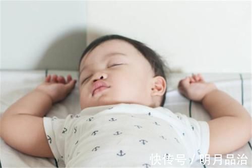 状况|宝宝晚上睡觉喜欢“满床滚”,不是在和你玩,5个苦衷很难发现