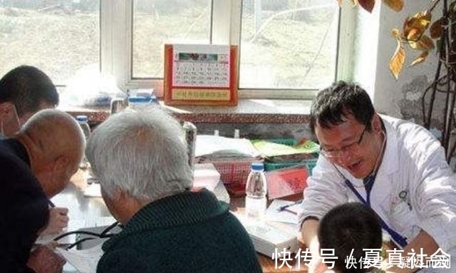 大爷|母亲带着孩子去看病,医生夸孩子长得俊,身旁的大爷偷偷报了警