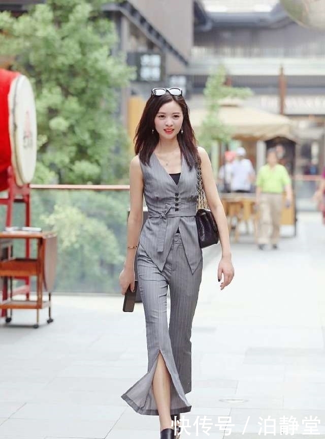 紧身裤|街拍:没有紧身裤,小姐姐们照样展现完美身姿