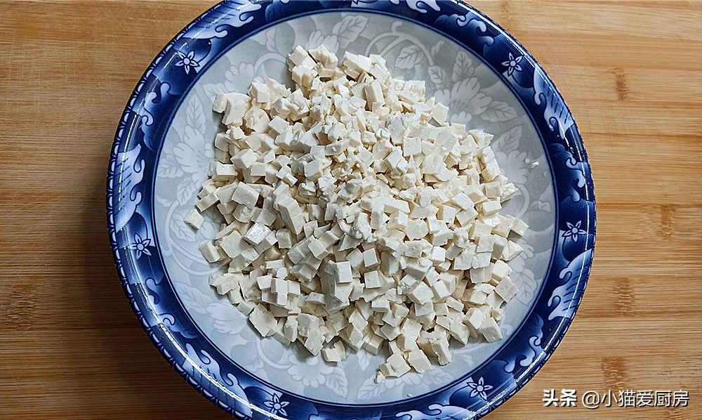 第一次用豆腐做包子,皮薄馅大香辣味美,比肉馅还香,好吃过瘾