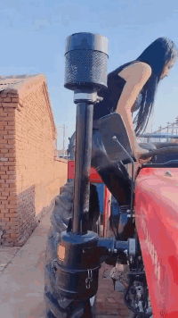 |搞笑GIF段子:美女,开拖拉机这都不是事,档位一挂手刹一松麻利麻利的走