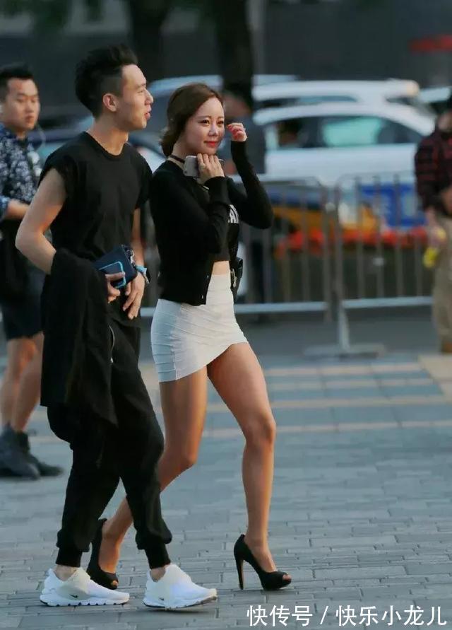 休闲西装 黑色开衫,优雅白色包臀裙,短款的裙摆让双腿显的十分优雅