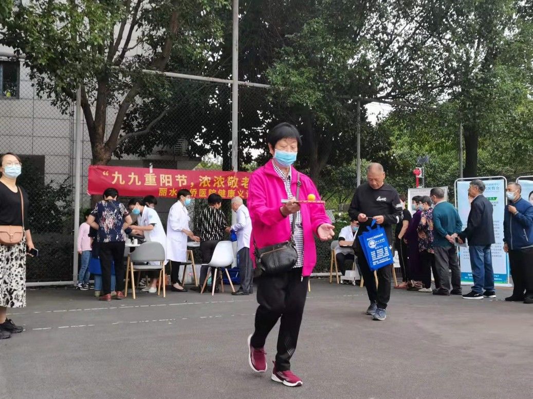 李奶奶|接沙包、夹弹珠、传乒乓球……市区这里的老人们玩嗨了