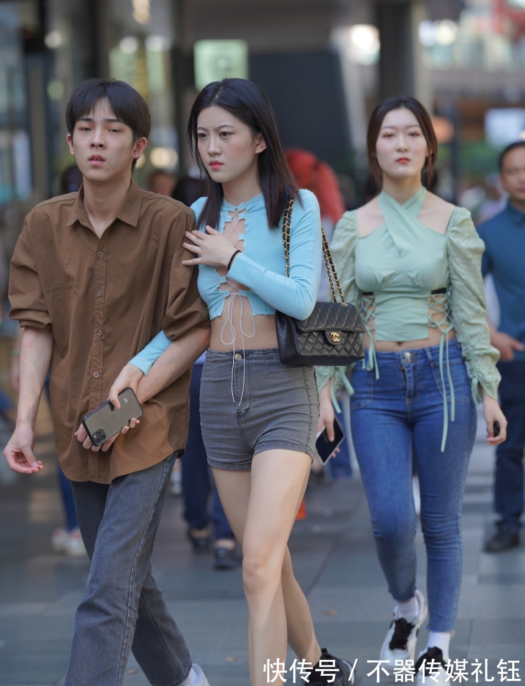 t恤 夏日清凉的穿搭,选择“一线天”T恤,轻松让你成为人群的焦点!