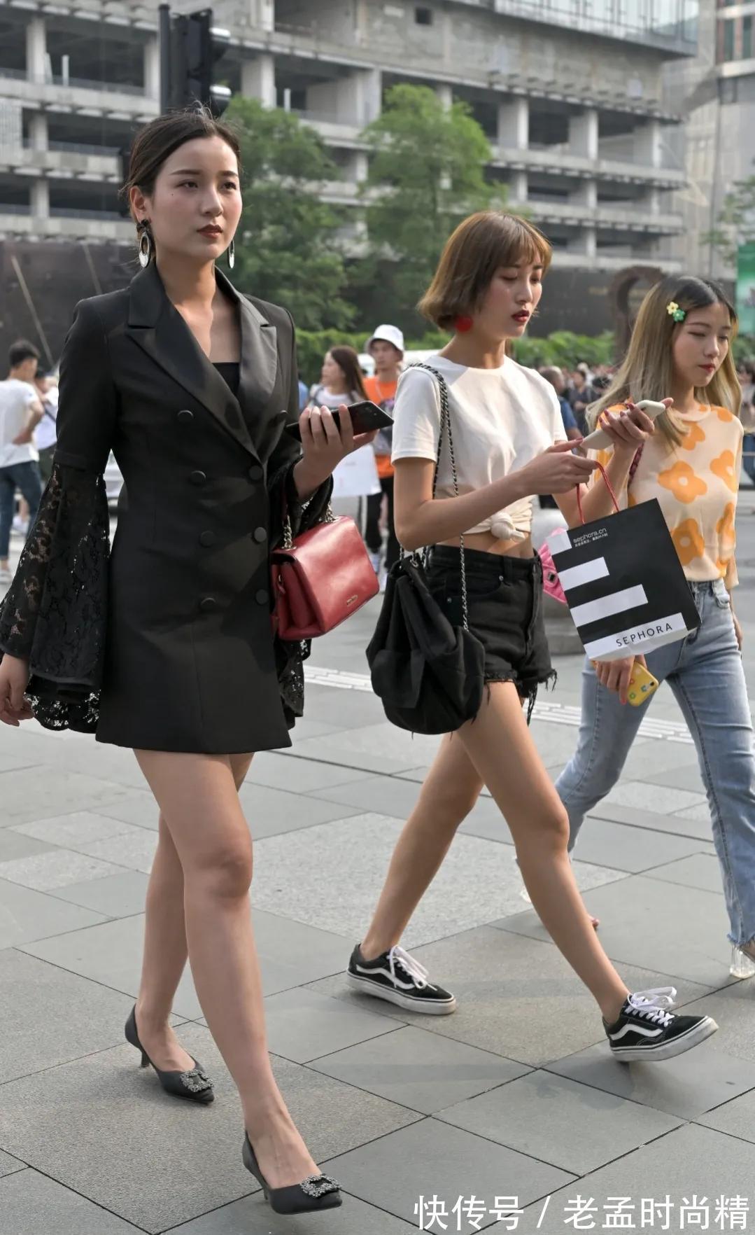 小姐姐|街拍:一身纯黑色的西装裙,穿出神采飞扬的个性,瞬间气场全开