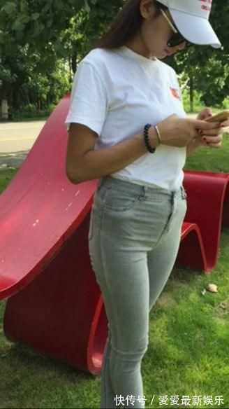 女人 穿紧身牛仔裤,完美勾勒出女人身形,女性魅力淋漓尽致!