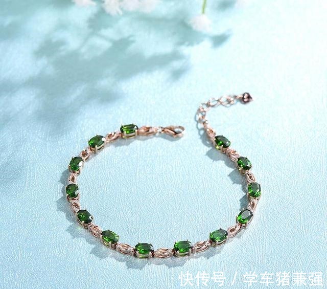 印度首富$印度首富老婆珠宝夸张且佩戴方式另类,而我们更适合轻奢珠宝!