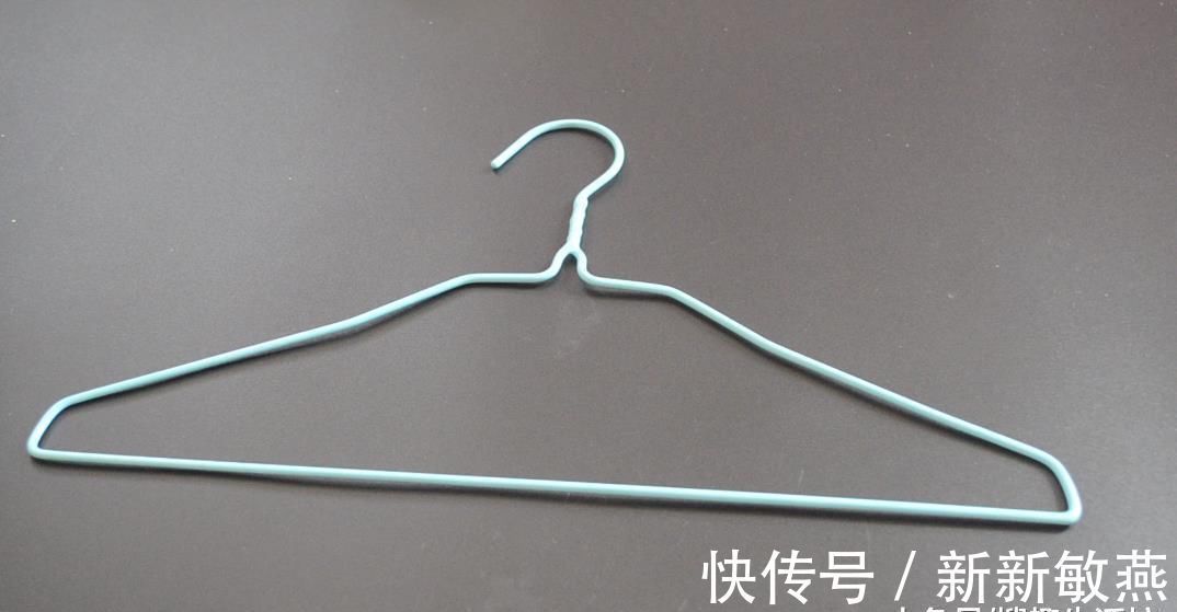 纸筒粘在旧衣架上面, 很多人不知道有啥用, 看完你会感谢我的