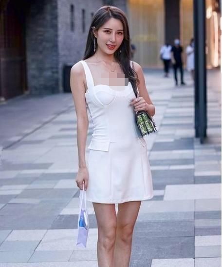吊带裙|美女模特：纯白色的吊带裙，女王范十足，十分出众