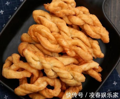 面团|2个鸡蛋1碗面粉,教你做小麻花,不发面两手一搓,吃起来嘎嘣脆
