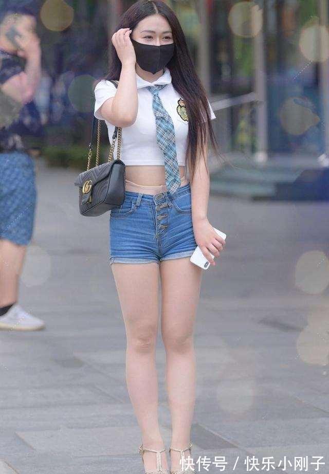 铅笔裙 明亮耀眼的瑜伽裤蕴含着浓浓的时尚感,靓丽雅致又舒适,低调大气