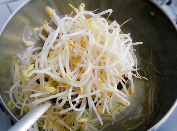 炒豆芽，不要直接下锅炒！少做这2步，豆芽出水不脆爽，还发黑