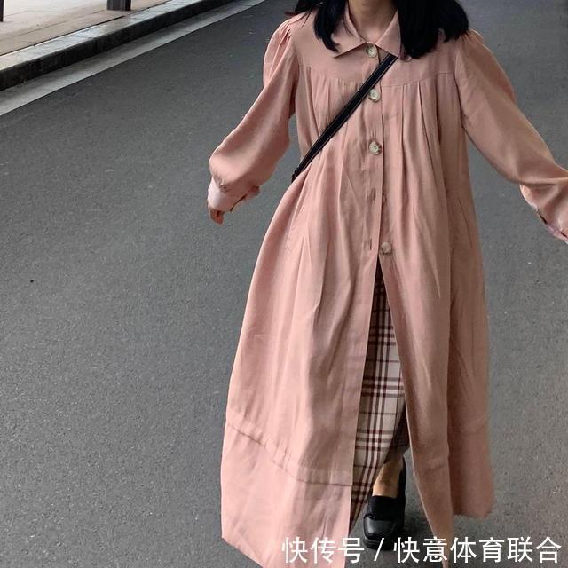 温柔米色风衣是秋天“专属色”,OVERSIZE版型,上身大气又时髦