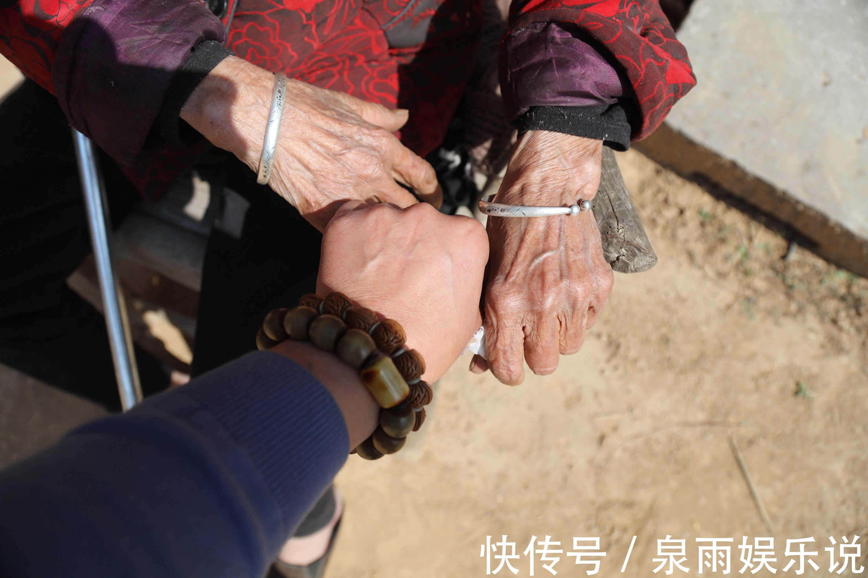 门帘|109岁老人无儿无女独居窑洞,还能穿针引线,20年离不开一样东西