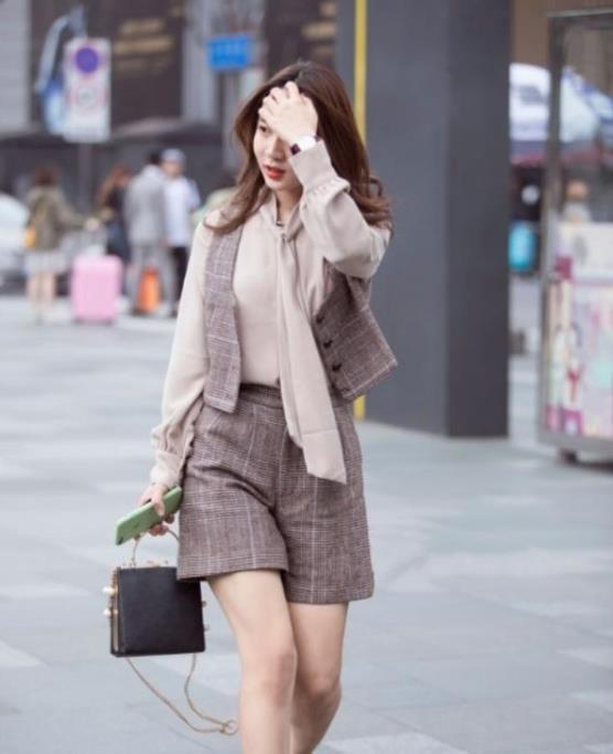 街拍：小姐姐身穿酒红色的上衣，带着一种成熟的气息，十分的完美