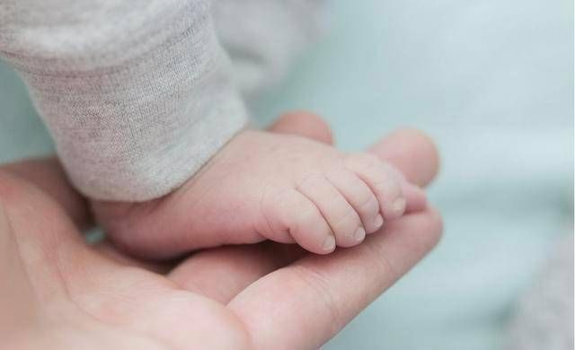 双胞胎姐姐“消失”在腹中,化为弟弟腿上的胎记