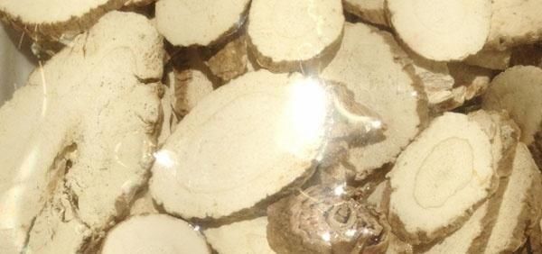 食用|35岁的她，天天食用黄芪泡水喝，半年后，身体收获了四大喜人好处