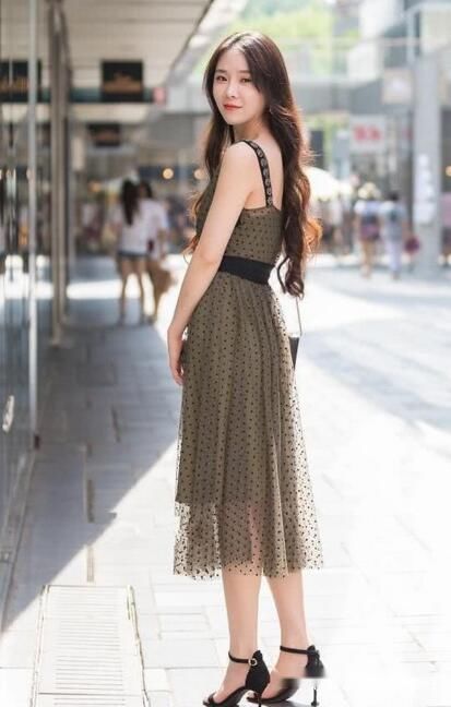 层次感|路人街拍，此款裙子看起来很有层次感，而且很显身材