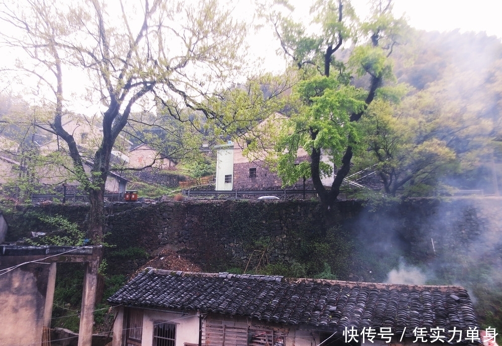 藏在深山里的古村：枯藤老树古道，小桥流水老农，石墙泥瓦古道！