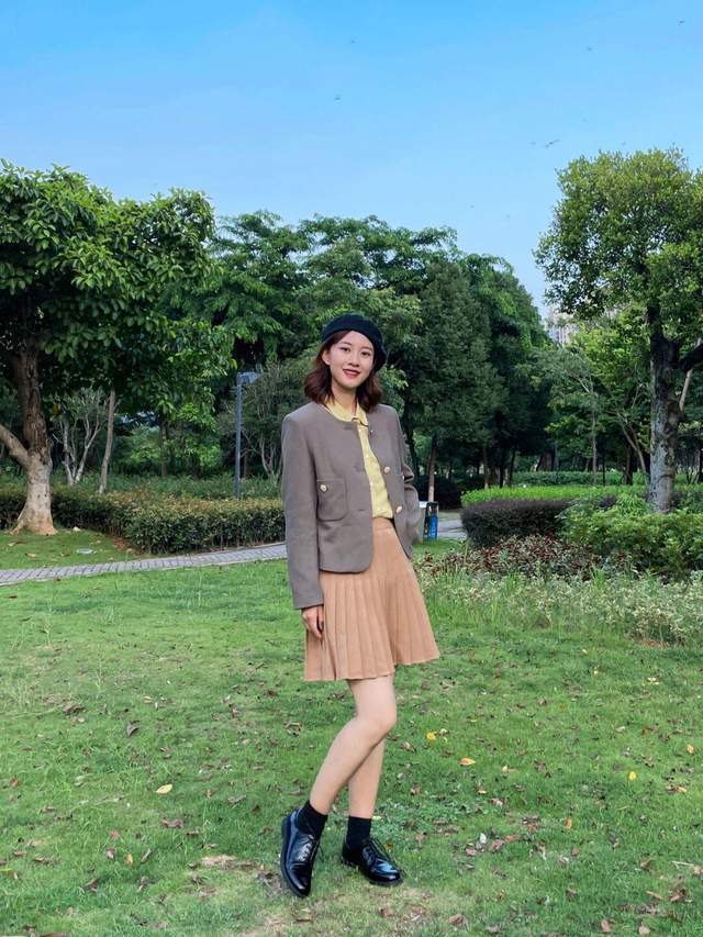 百褶裙|秋游怎么穿才高级?西装外套搭配百褶裙又飒又美,关键特别显气质