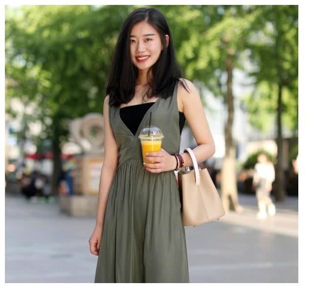 街拍:身材高挑的大眼睛女孩,露出牙齿微笑着,时尚而洋气