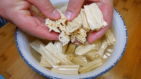 泡腐竹时,用热水还是凉水教你正确的做法,柔韧入味,鲜香开胃