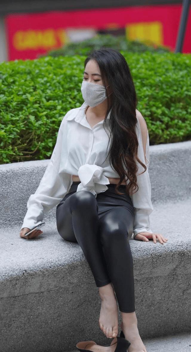 打底裤 白色雪纺衫,搭配皮裤,舒适的同时轻松穿出好身姿