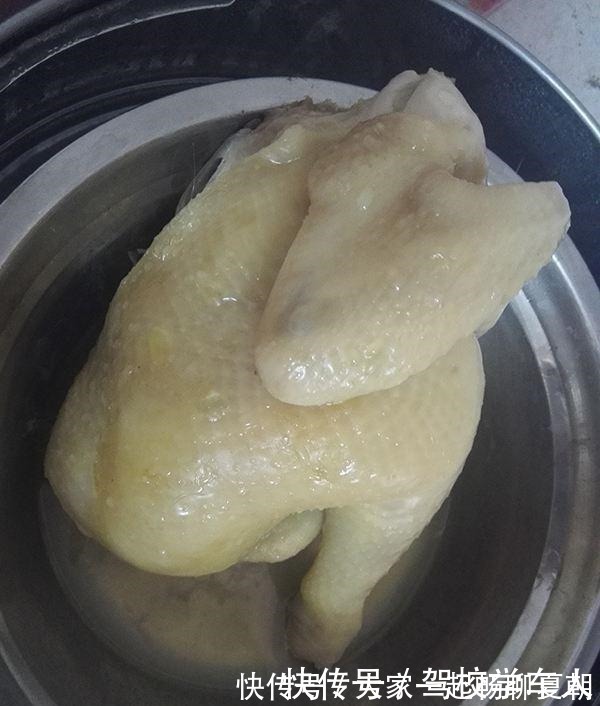 蒸鸡|广东的隔水蒸鸡,皮滑肉嫩,连骨头都入味,比白切鸡好吃100倍