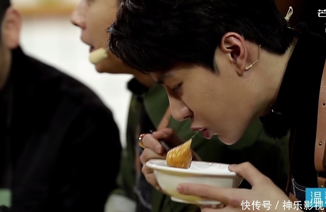 王一博《天天》成了“贤惠”好男人,戴围裙下厨房,秀刀工好厉害