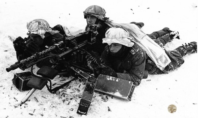 镜头|二战老照片:德军俘获苏军旗帜在镜头中炫耀、苏联平民房屋遭焚烧